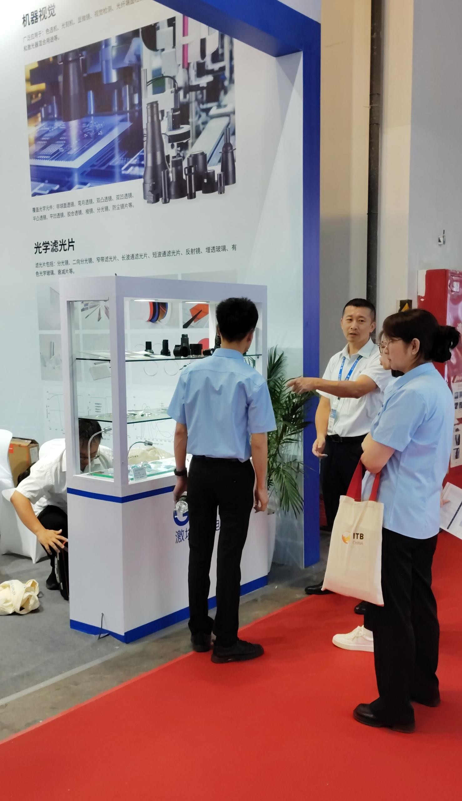 激埃特工作人員為現(xiàn)場(chǎng)參演者講解